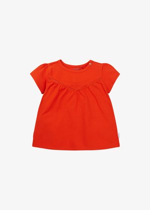 Rode katoenen T-shirt met korte pofmouwen, een ronde halslijn en decoratieve haakdetails op de borst. Zachte textuur, casual ontwerp.