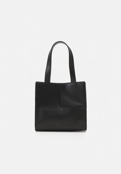 Borsa tote in pelle nera con due spallacci, caratterizzata da un design a pannelli quadrati e una texture liscia. Senza accessori o dettagli visibili.