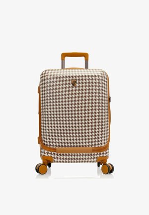 Bruine en witte houndstooth-gepatroneerde koffer met een tan handvat, wielen en ritsaccenten; heeft een logo aan de voorkant.