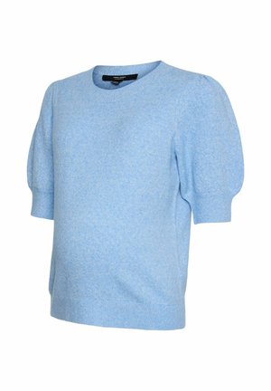 Pull en maille bleu clair avec manches courtes bouffantes et encolure ronde, présentant une texture douce et un ourlet inférieur ajusté.