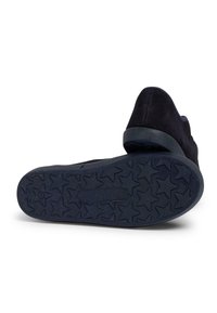Czarny zamszowy sneaker z teksturowaną podeszwą zdobioną wzorami gwiazdy. Projekt obejmuje niskoprofilowy krój oraz miękką, płaską piętę.