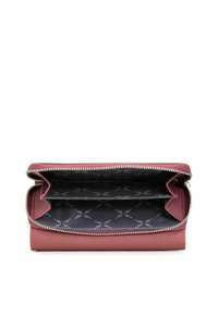 Bordowy skórzany portfel z srebrnym zamkiem, otwarty, aby pokazać czarną tkaninę wewnętrzną z jasnoszarym wzorem krzyżowym i wieloma przegrodami.