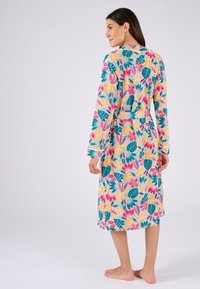 Robe floreale corta con colori vivaci di rosa, giallo e verde acqua. Realizzata in tessuto morbido, con maniche lunghe e una cintura in vita.