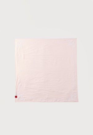 Pañuelo cuadrado rosa claro con delicado bordado floral blanco a lo largo de los bordes y una pequeña etiqueta roja en la esquina inferior izquierda.