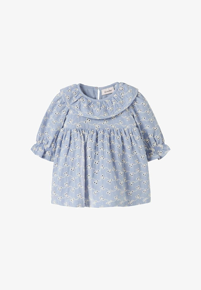 Lichtblauw babyjurkje met witte bloemenborduur, lange mouwen met ruches aan de manchetten en een geruchte kraag met knoopsluiting aan de achterkant.