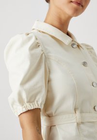 ONLY Petite ONLVIBBE BELT DRESS  - Dongerikjole - ecru