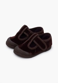 Braune Samt-Schuhe mit einer glatten Textur, runder Zehenkappe, zwei Klettverschlüssen und einer Gummisohle.
