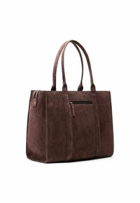 Bruine suède tote bag met twee handvaten, een ritsvak aan de voorkant en verticale naden, met een zachte textuur en een gestructureerde vorm.