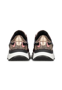 Schwarze Sneakers mit einem strukturierten Gold- und Pinkdesign. Die Ferse weist ein Schlangenledermuster auf. Dicke weiße Zwischensohle und schwarze Außensohle.