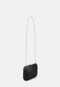 Clutch intrecciato nero di forma rettangolare, con una tracolla in catena dorata metallica e chiusura a scatto. Superficie testurizzata con una finitura elegante.