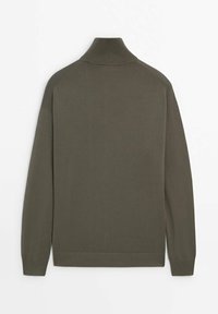 Olivgrüner Pullover mit hohem Kragen, gerippten Bündchen und Saum. Glatte Oberfläche und lässige Passform, hergestellt aus weichem Strickmaterial.