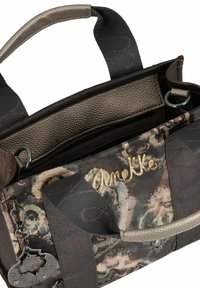 Sac à main marron à motif avec une surface texturée, des accents métalliques et un logo. L'intérieur dispose d'une poche zippée et d'une doublure en tissu.