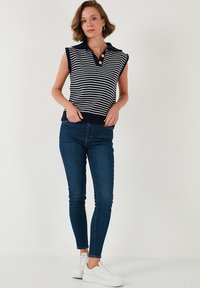 LELA REGULAR FIT - Polosärk - dblue cream