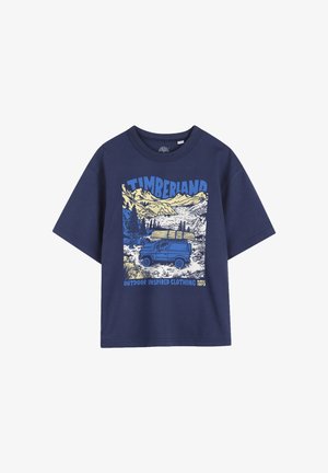 Donkerblauw katoenen T-shirt met een grafisch ontwerp van bergen en een offroadvoertuig in geel en blauw, korte mouwen, ronde hals.