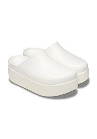 Zuecos de plataforma blancos con acabado mate y textura, con puntera redondeada y diseño de espalda abierta. Sin hardware ni patrones visibles.