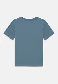 Maglietta semplice blu a maniche corte con scollo rotondo, vista da dietro su sfondo bianco.