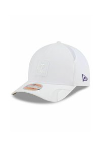 Weißer Hut mit einem gebogenen Schirm, der ein Minnesota Vikings-Logo-Patch auf der Vorderseite, strukturierte Paneele und einen lila Akzent an der Seite aufweist.