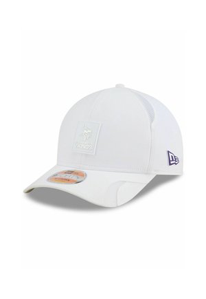 Weißer Hut mit einem gebogenen Schirm, der ein Minnesota Vikings-Logo-Patch auf der Vorderseite, strukturierte Paneele und einen lila Akzent an der Seite aufweist.