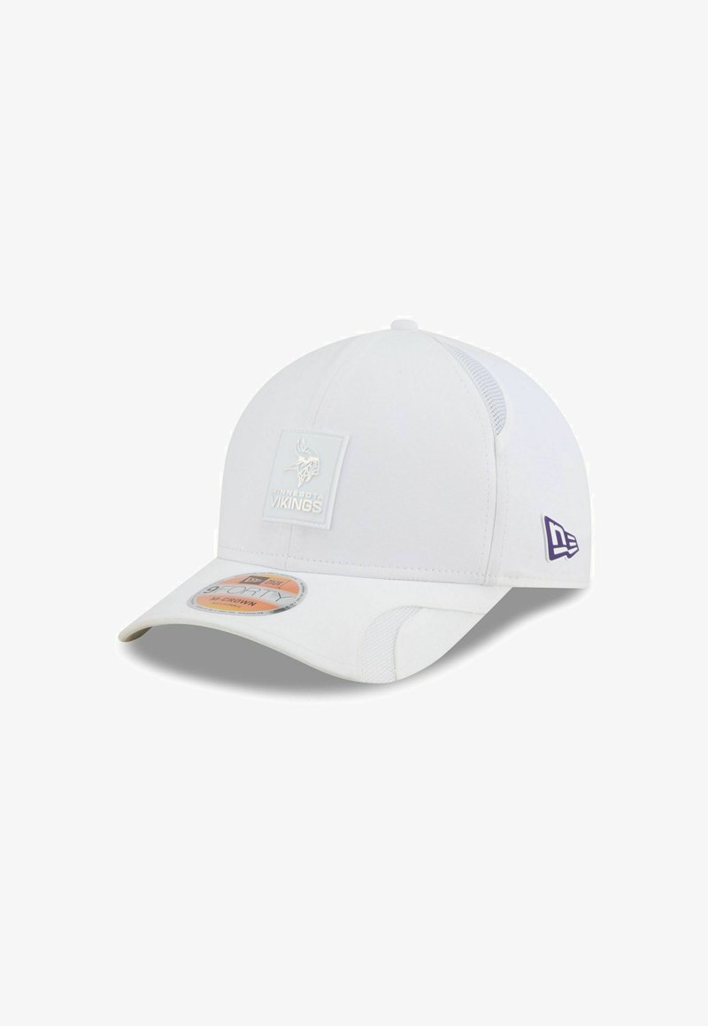 Weißer Hut mit einem gebogenen Schirm, der ein Minnesota Vikings-Logo-Patch auf der Vorderseite, strukturierte Paneele und einen lila Akzent an der Seite aufweist.