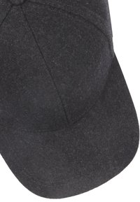 Donkergrijze wollen pet met een ronde kroon en een stijve rand. Heeft zichtbare stiksels en een gestructureerd oppervlak. Geen logo's of patronen.