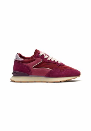 Sneaker in pelle scamosciata rossa e rosa dal profilo basso con lacci bianchi e suola beige, mostrata di profilo su sfondo bianco.