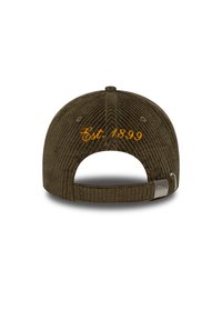 Cappello in corda verde scuro con visiera curvata e schiena regolabile. "Est. 1899" ricamato in arancione sopra l'apertura. Superficie ribattuta e testurizzata.