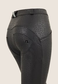 Leggings neri a vita alta con motivo animalier, caratterizzati da una superficie liscia e lucida e un piccolo logo applicato sulla tasca posteriore.