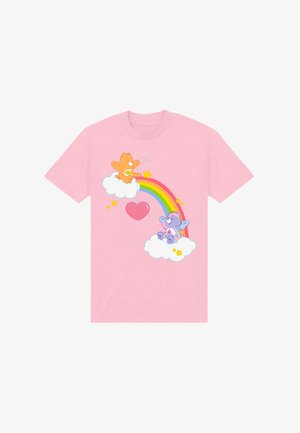 Maglietta rosa con due orsetti dei cartoni animati sulle nuvole, un arcobaleno, stelle e un cuore rosa appeso tra gli orsetti.