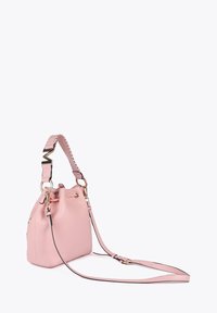 Růžová kožená kabela ve tvaru kyblu se zlatými akcenty, obsahující pletený popruh a nastavitelný ramenní popruh. Hladká textura, kompaktní tvar.