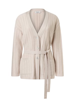 Lysebeige strikket cardigan med vertikale hulmønstrede striber, tre knapper, frontlommer og et matchende bælte bundet i taljen.