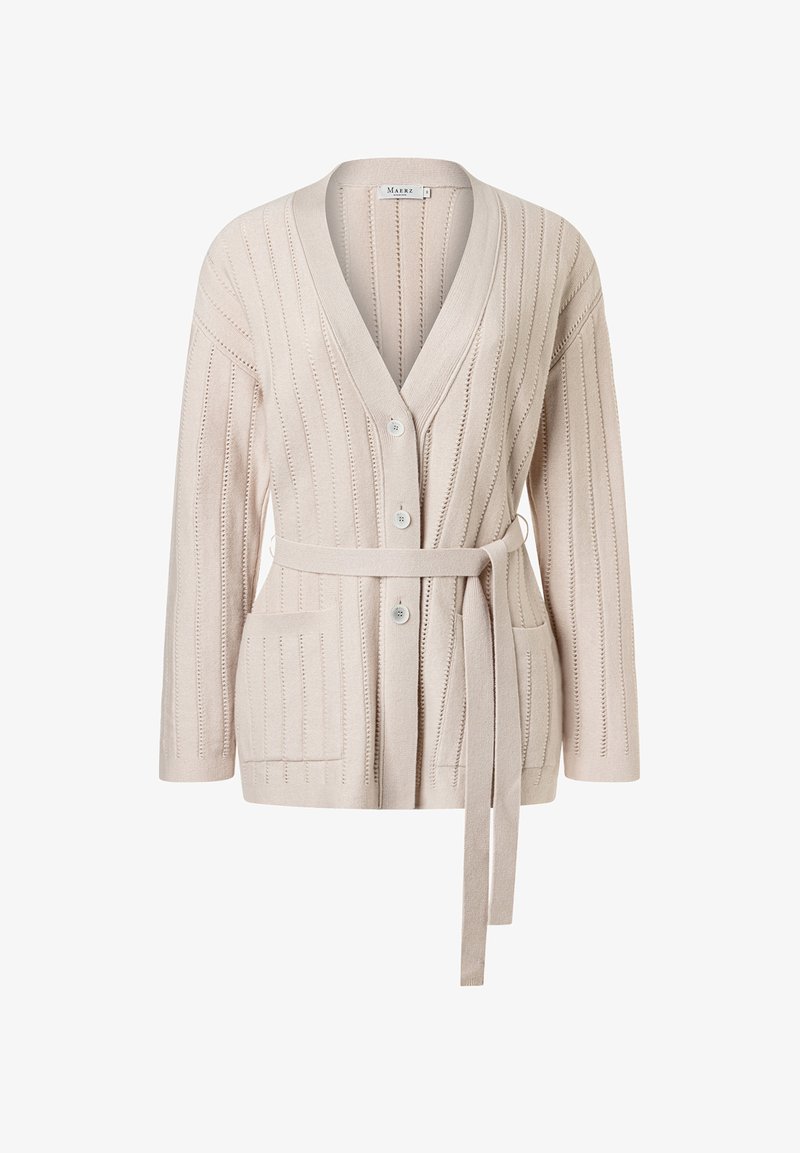 Cardigan tricot beige clair avec des rayures verticales en œillets, trois boutons, poches avant et une ceinture assortie nouée à la taille.