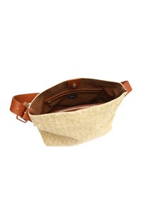 Gewebte gelbe Materialtasche mit einem braunen Ledertrageriemen, die eine offene Oberseite und ein inneres Reißverschlusstasche zeigt. Texturierte Außenseite mit strukturierter Form.