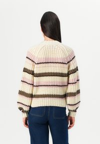 Maglione lavorato a maglia color crema, con un motivo a strisce rosa e marrone. Presenta un collo rotondo e maniche a sbuffo, realizzato in filato testurizzato.