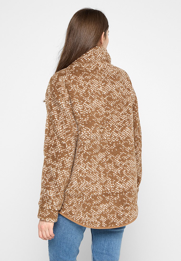 Pull-over en polaire brun avec un design texturé et moucheté. Il dispose d'un col haut et d'un ourlet arrondi, fabriqué en matière douce et pelucheuse.