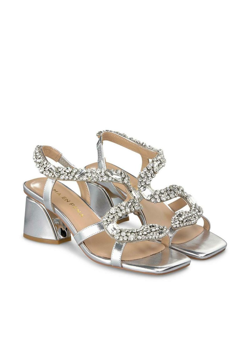 Tacon Ancho Zapatillas Bajas Plateadas Alma En Pena Sandalias Plateado