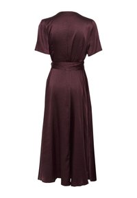 Burgundy midi mekko lyhyillä hihoilla, istuvalla vyötäröllä ja levenevällä helmalla. Valmistettu sileästä, teksturoidusta kankaasta, jossa on sidottu vyöyksityiskohta.