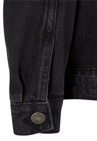Zwarte denimjacket mouw, met een standaardmanchet, een zilveren knop met "Urban Classics" gegraveerd, en een gestructureerd oppervlak.