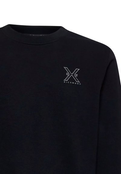 Felpa nera a girocollo con piccolo logo bianco "X Richmond" sul lato sinistro del petto.