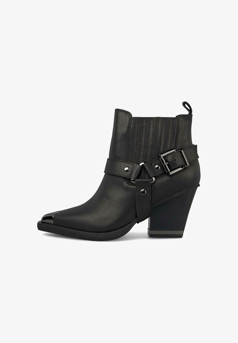 Botas de cuero negras hasta el tobillo con punta afilada, parte delantera abierta, detalle de correa con hebilla en el lateral y tacón cónico. La parte superior texturizada presenta hendiduras verticales.