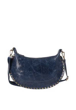 Sac à épaule en cuir bleu en forme de croissant avec des clous dorés sur les bords et une bandoulière réglable avec crochets.