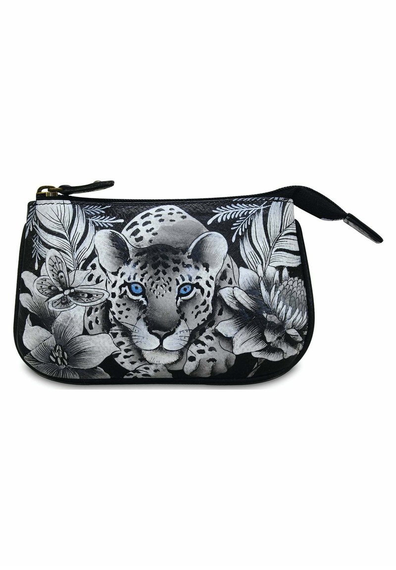 Schwarzes Reißverschlussetui mit einem detaillierten schwarz-weißen Leopardenkopf, umgeben von Blumen und Blättern; glatte Textur mit lebendigen blauen Augen.