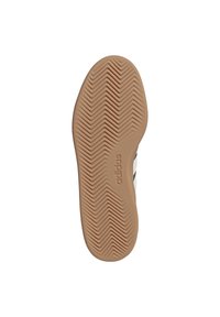 Suola di una scarpa con motivo a spina di pesce marrone chiaro e logo "adidas" impresso al centro.