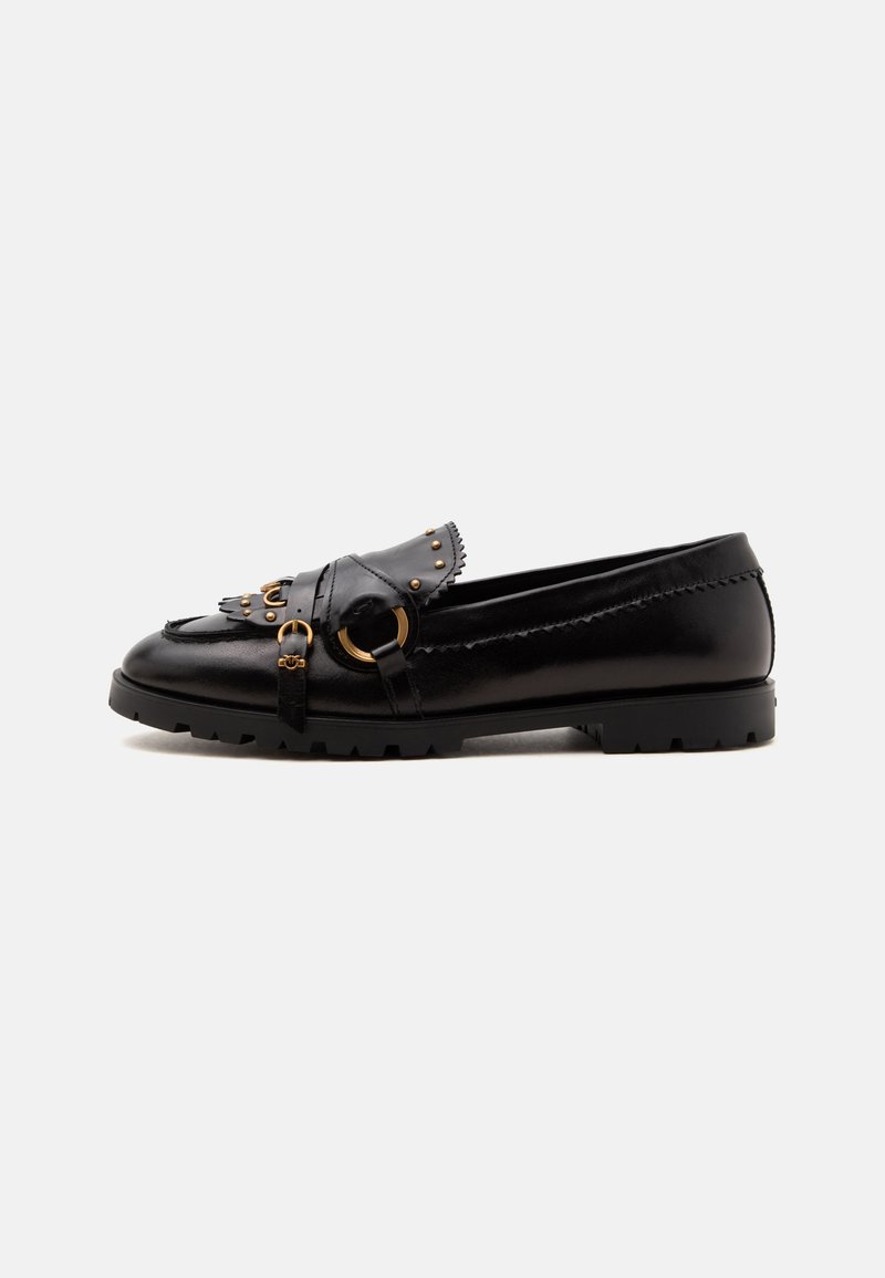 Μαύρο δερμάτινο loafers με διακοσμητικές χρυσές αγκράφες, καρφιά και διακοσμητικά κρόσσια, με χοντρή, προφυλαγμένη σόλα.