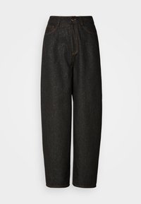 Calças de denim pretas com um corte solto, apresentando uma cintura alta, costuras laranja e dois bolsos dianteiros. Tecido texturizado com um brilho subtil.