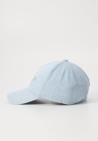 Világoskék baseball sapka texturált anyagból, ívelt karimával és hímezett logóval az elején. Állítható pánt hátul.
