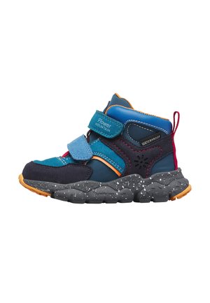Scarpa da ginnastica impermeabile con collo alto per bambini in blu e navy con dettagli arancioni, due cinturini con velcro e suola robusta maculata.