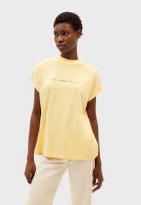 Thinking Mu HERE COMES THE SUN - Triko s potiskem - light yellow