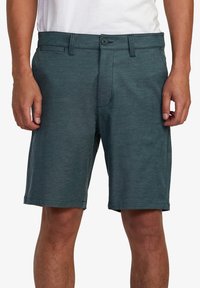 Mäns mörk teal shorts tillverkade av ett strukturerat, elastiskt tyg. Har knappstängning, bältesöglor och sidofickor.