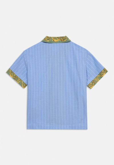 Ανοιχτό μπλε πουκάμισο με κοντά μανίκια και λευκές κατακόρυφες ρίγες, πράσινο γιακά και μανσέτες μανικιών με περίτεχνα κίτρινα και χρυσά μπαρόκ σχέδια.
