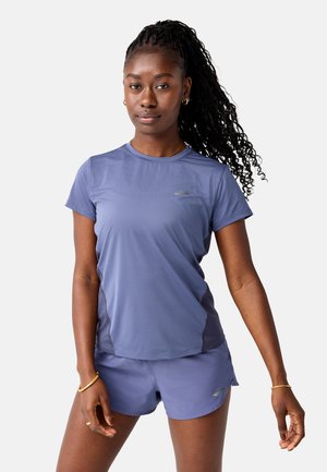 Kortärmad atletisk topp och shorts i ljus lila tyg, med subtila logotypsaccent och fukttransporternande textur.